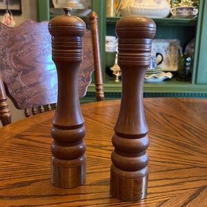 Vintage salt and pepper shaker/grinder wood with brass